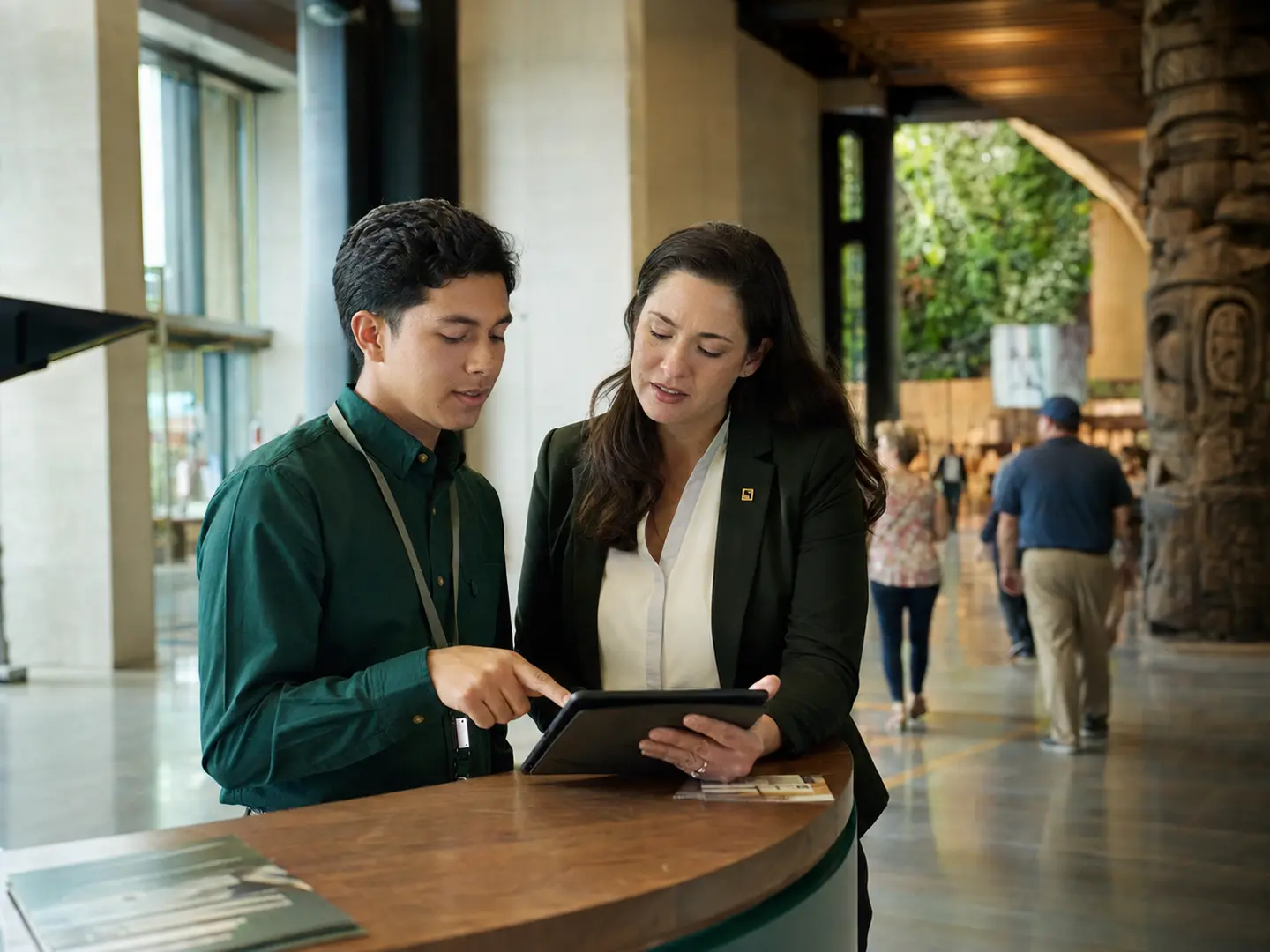 Intern aprendiendo sobre experiencia del visitante
